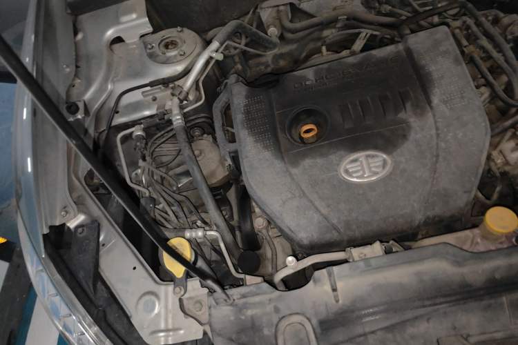 Used Bestune X80 2013 2.0L automatic luxury version Engine Bay Right