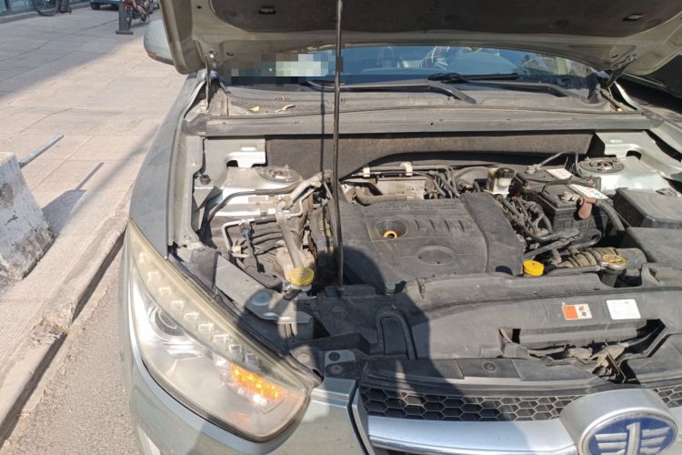 Used Bestune X80 2013 2.0L automatic luxury version Engine Bay Right