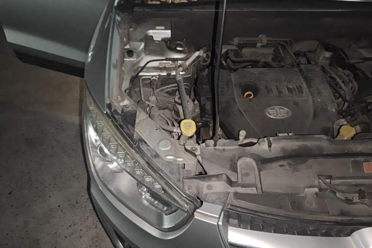 Used Bestune X80 2013 2.0L manual luxury version Engine Bay Right