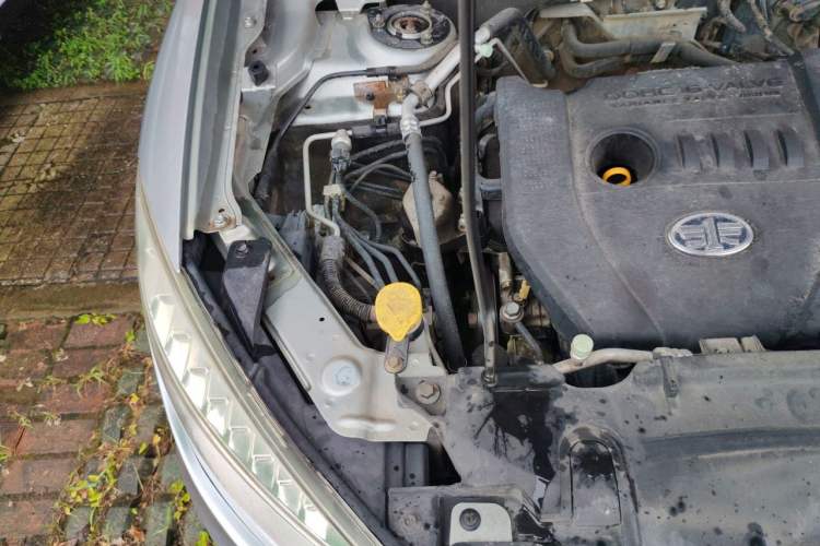 Used Bestune X80 2013 2.0L automatic luxury version Engine Bay Right