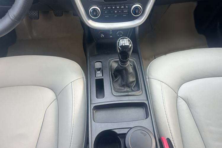 Used Bestune X80 2013 2.0L manual luxury version Interior 3