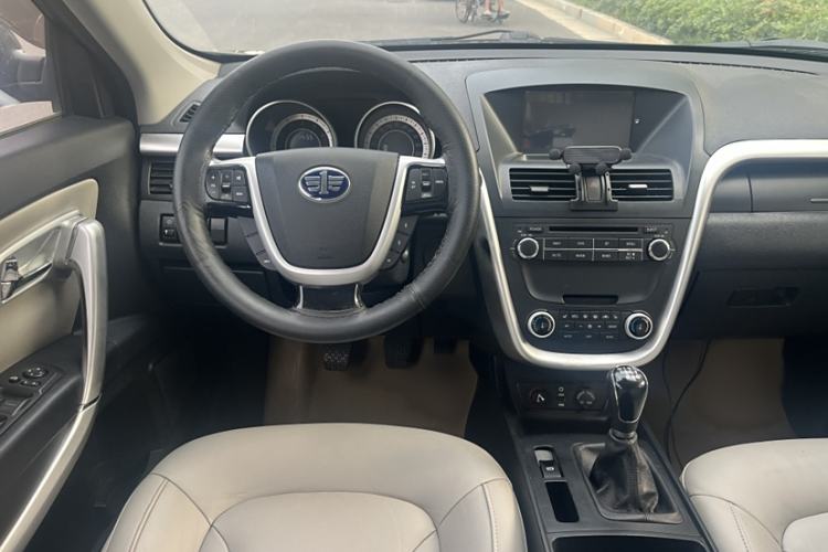 Used Bestune X80 2013 2.0L manual luxury version Interior 6