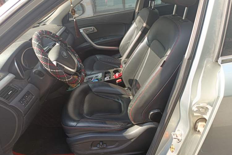 Used Bestune X80 2013 2.0L automatic luxury version Left Front Seat