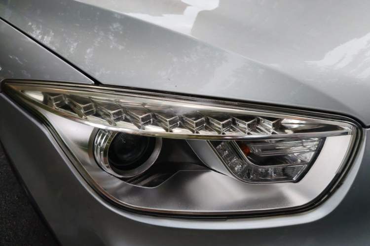 Used Bestune X80 2013 2.0L automatic luxury version Right Front Headlight