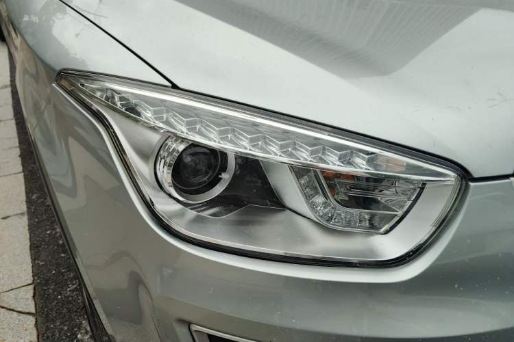 Used Bestune X80 2013 2.0L automatic luxury version Right Front Headlight
