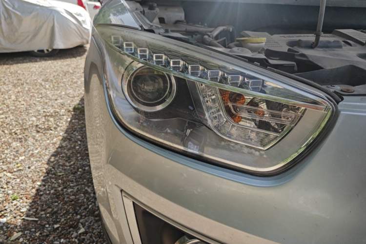 Used Bestune X80 2013 2.0L automatic luxury version Right Front Headlight