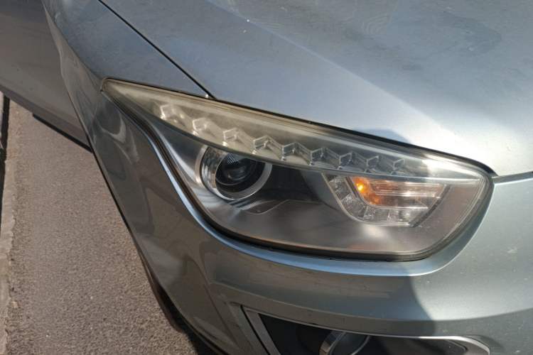 Used Bestune X80 2013 2.0L automatic luxury version Right Front Headlight