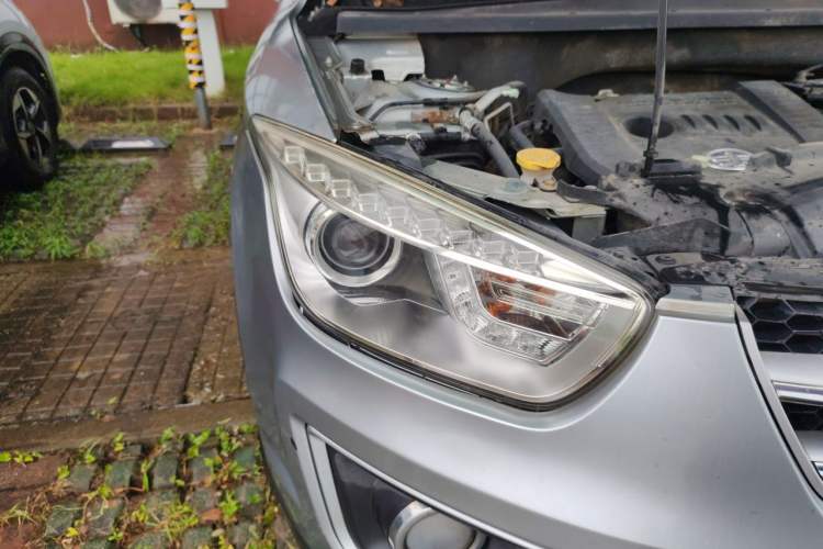 Used Bestune X80 2013 2.0L automatic luxury version Right Front Headlight