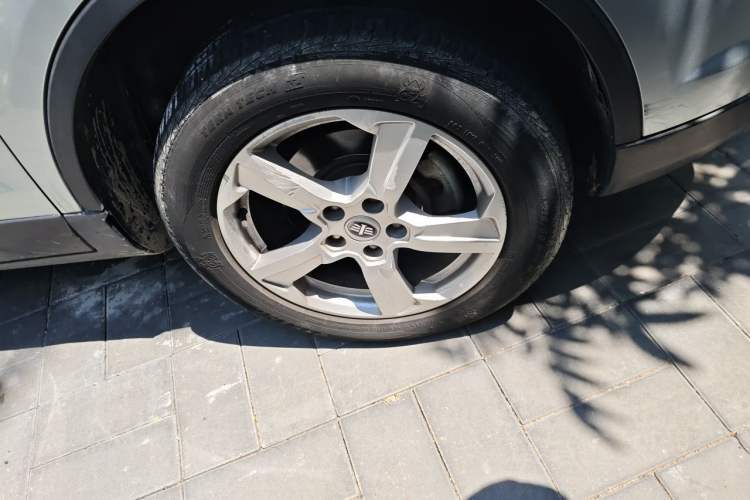 Used Bestune X80 2013 2.0L automatic comfort version Right Front Wheel Hub