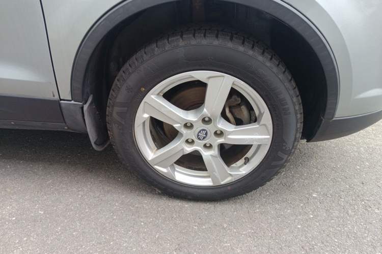 Used Bestune X80 2013 2.0L automatic comfort version Right Front Wheel Hub