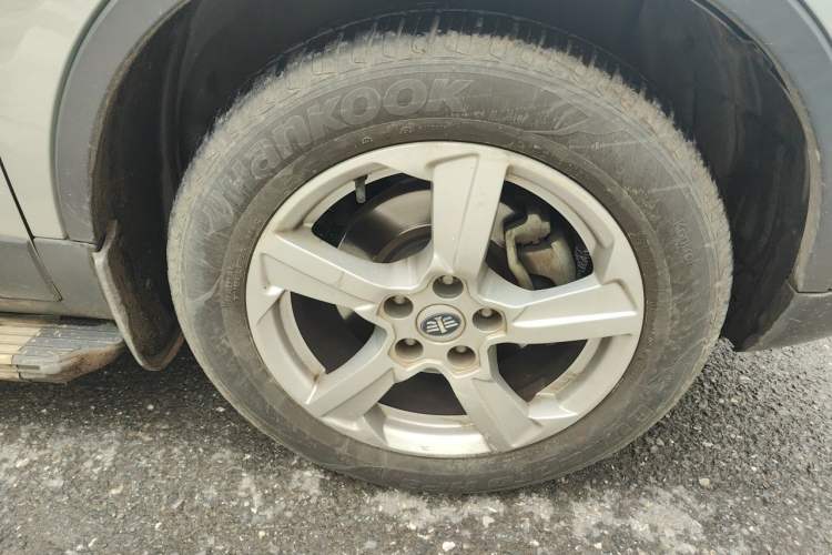 Used Bestune X80 2013 2.0L automatic luxury version Right Front Wheel Hub