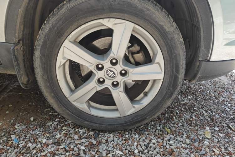 Used Bestune X80 2013 2.0L automatic luxury version Right Front Wheel Hub