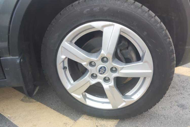 Used Bestune X80 2013 2.0L manual luxury version Right Front Wheel Hub