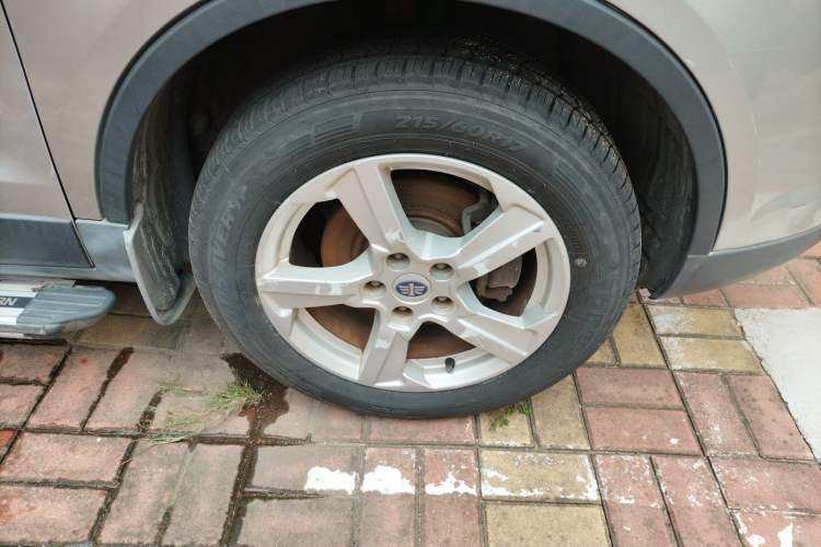 Used Bestune X80 2013 2.0L automatic comfort version Right Front Wheel Hub