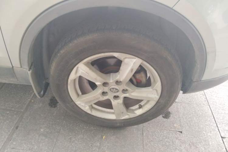 Used Bestune X80 2013 2.0L automatic comfort version Right Front Wheel Hub