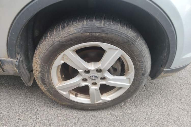 Used Bestune X80 2013 2.0L automatic comfort version Right Front Wheel Hub