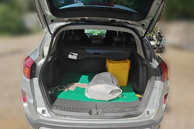 Used Bestune X80 2013 2.0L automatic luxury version Trunk