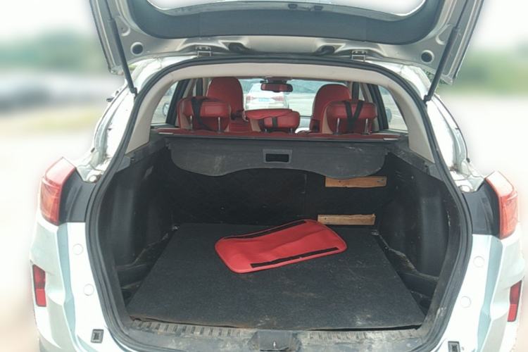 Used Bestune X80 2013 2.0L automatic comfort version Trunk