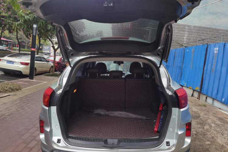 Used Bestune X80 2013 2.0L automatic comfort version Trunk
