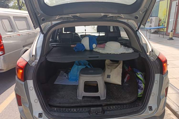Used Bestune X80 2013 2.0L automatic luxury version Trunk