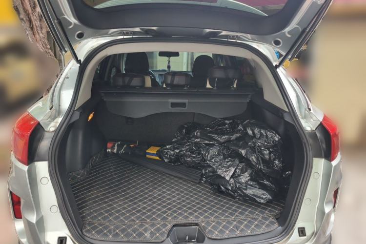 Used Bestune X80 2013 2.0L automatic luxury version Trunk