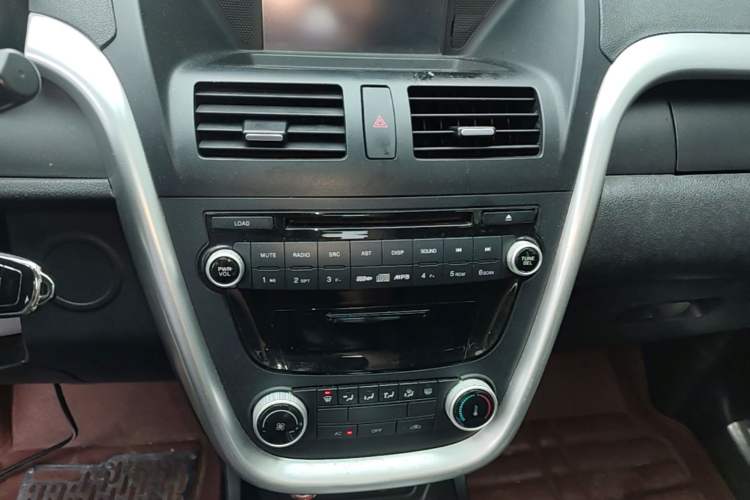 Used Bestune X80 2013 2.0L automatic comfort version Audio And AC Panel