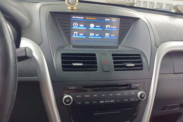 Used Bestune X80 2013 2.0L automatic luxury version Audio And AC Panel