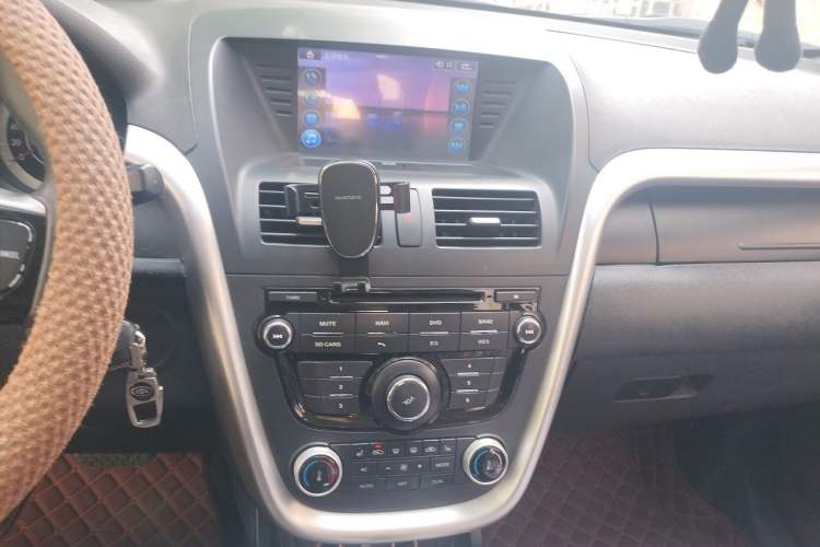 Used Bestune X80 2013 2.0L automatic luxury version Audio And AC Panel