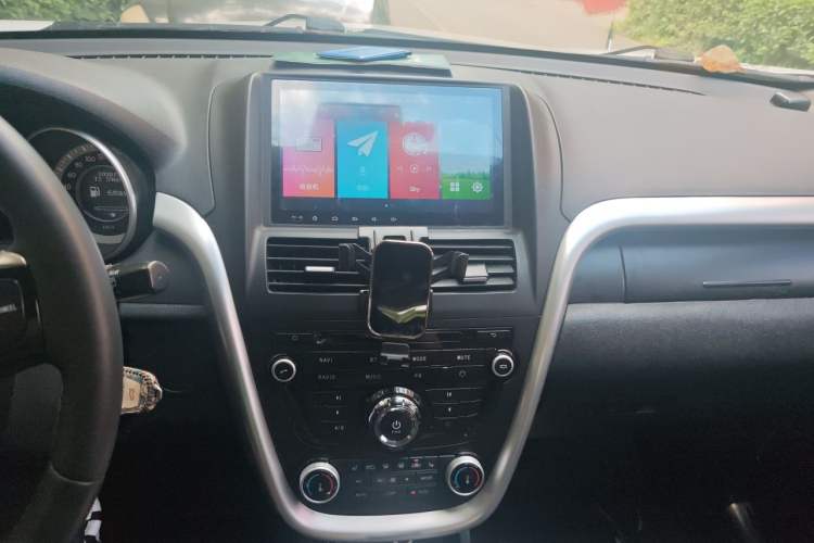 Used Bestune X80 2013 2.0L automatic luxury version Audio And AC Panel