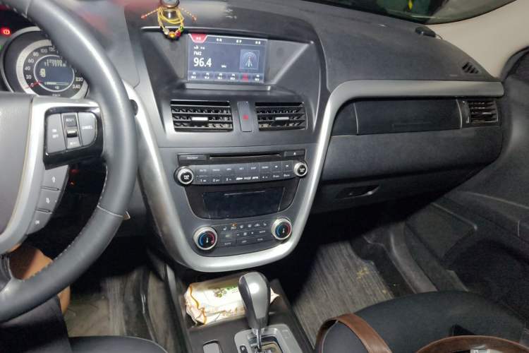 Used Bestune X80 2013 2.0L automatic luxury version Audio And AC Panel