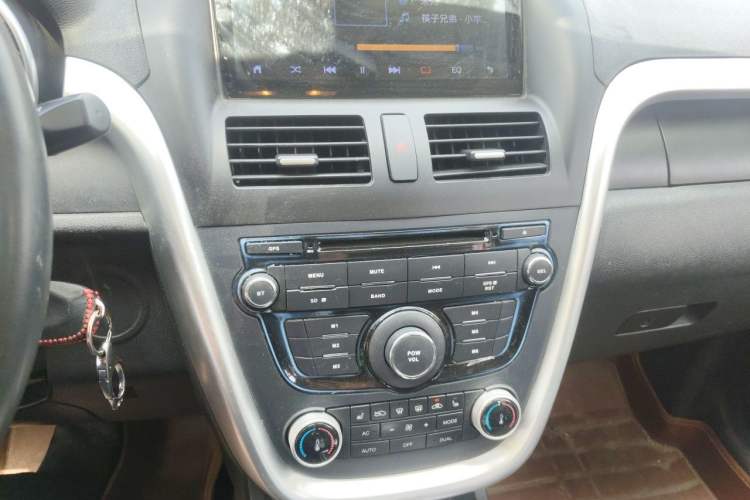 Used Bestune X80 2013 2.0L automatic luxury version Audio And AC Panel