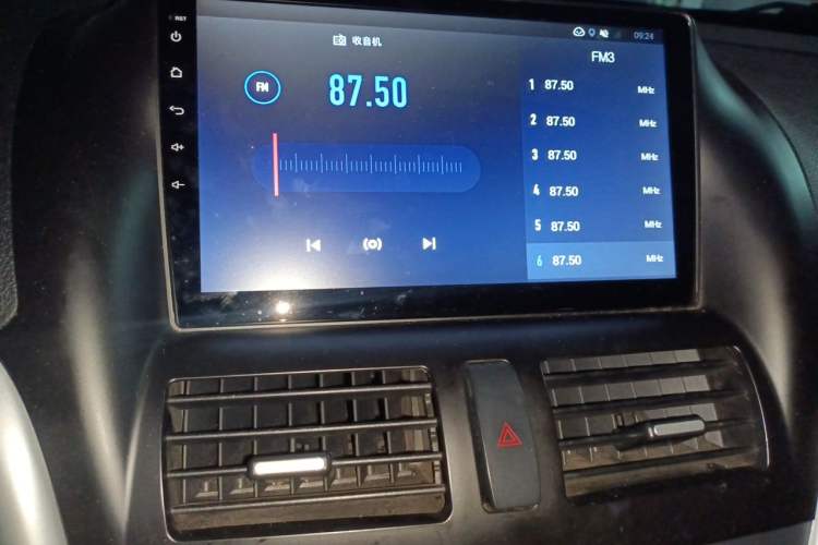 Used Bestune X80 2013 2.0L automatic luxury version Audio And AC Panel