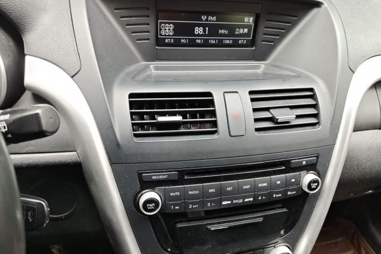 Used Bestune X80 2013 2.0L automatic luxury version Audio And AC Panel