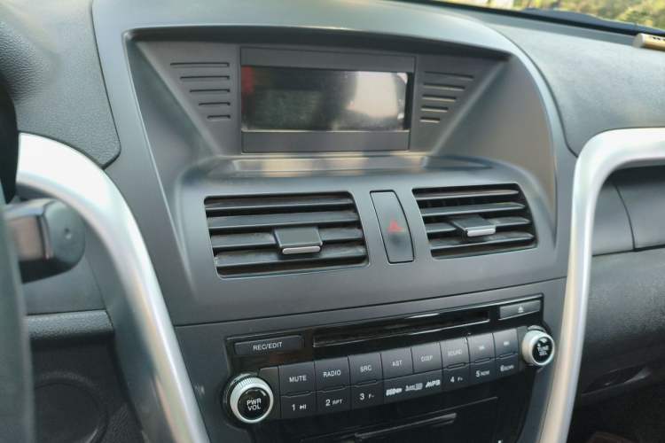 Used Bestune X80 2013 2.0L manual luxury version Audio And AC Panel