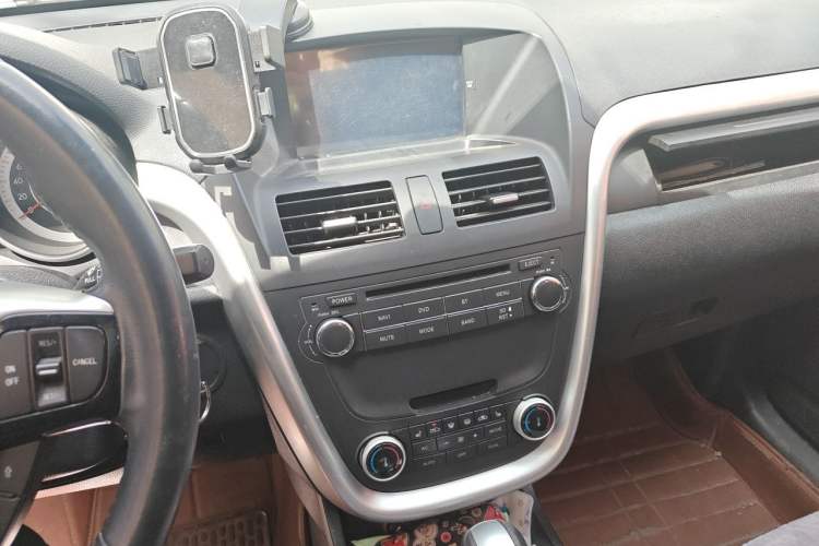 Used Bestune X80 2013 2.0L automatic luxury version Audio And AC Panel