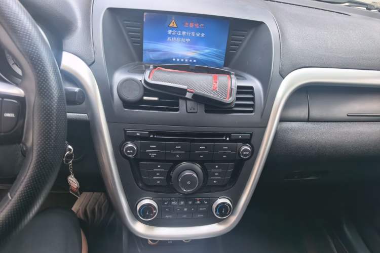 Used Bestune X80 2013 2.0L automatic luxury version Audio And AC Panel