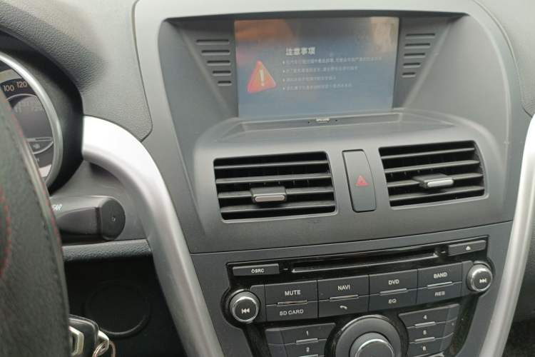 Used Bestune X80 2013 2.0L automatic luxury version Audio And AC Panel