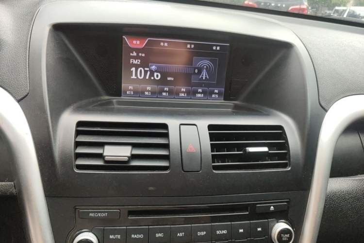 Used Bestune X80 2013 2.0L automatic luxury version Audio And AC Panel
