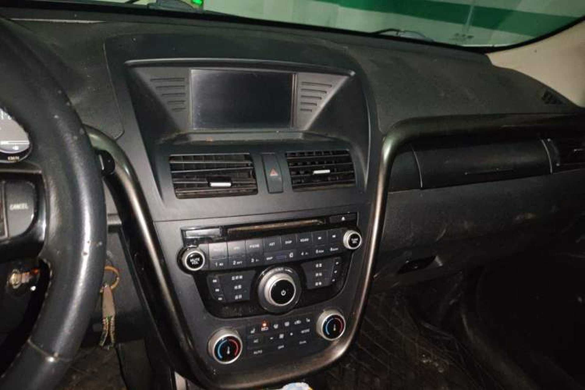 Used Bestune X80 2013 2.0L automatic luxury version Audio And AC Panel