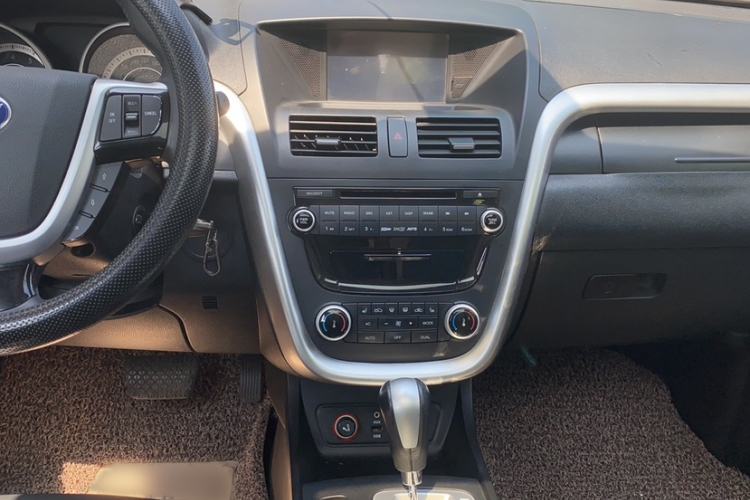 Used Bestune X80 2013 2.0L automatic luxury version Audio And AC Panel