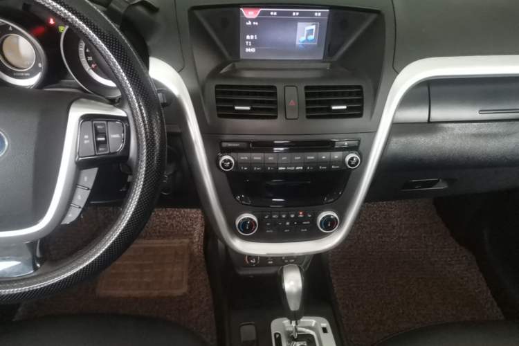 Used Bestune X80 2013 2.0L automatic luxury version Audio And AC Panel