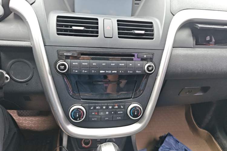 Used Bestune X80 2013 2.0L automatic luxury version Audio And AC Panel