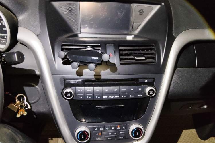 Used Bestune X80 2013 2.0L automatic luxury version Audio And AC Panel