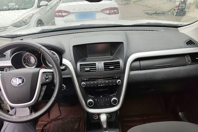 Used Bestune X80 2013 2.0L automatic comfort version Center Console