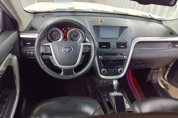 Used Bestune X80 2013 2.0L automatic luxury version Center Console