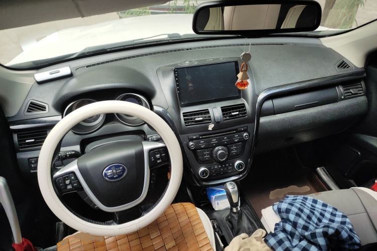 Used Bestune X80 2013 2.0L manual luxury version Center Console