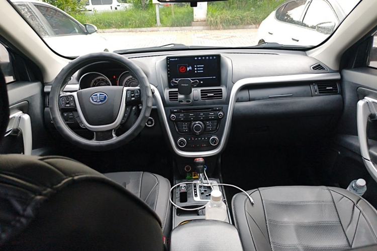Used Bestune X80 2013 2.0L automatic comfort version Center Console