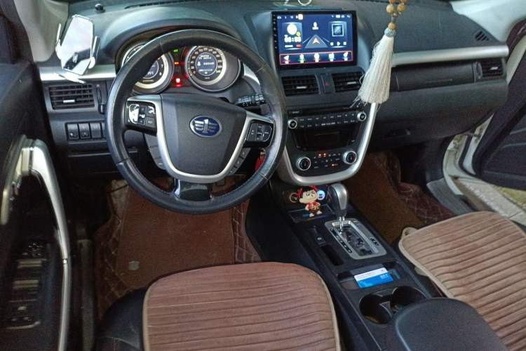 Used Bestune X80 2013 2.0L automatic luxury version Center Console