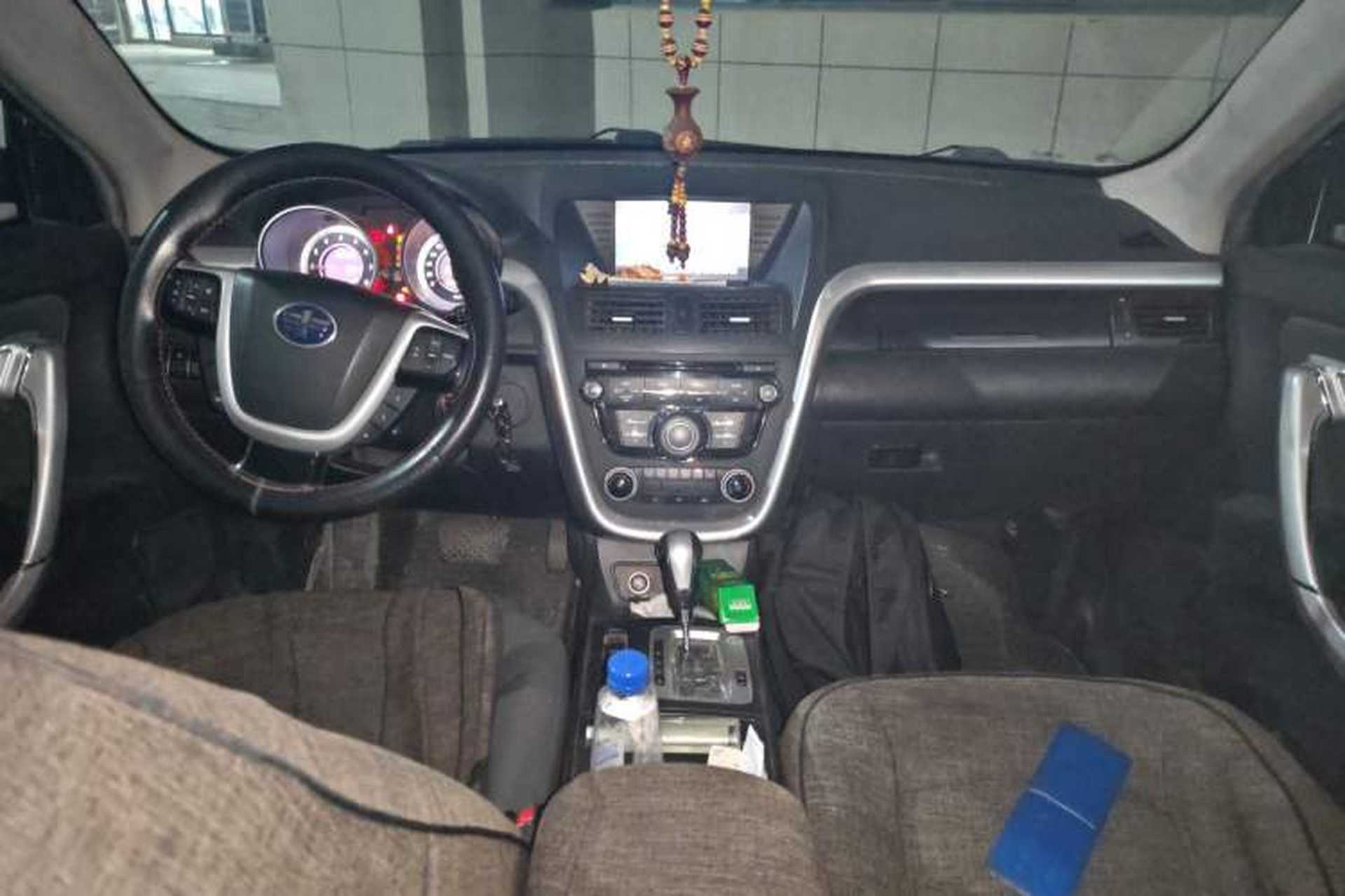 Used Bestune X80 2013 2.0L automatic comfort version Center Console