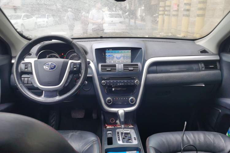 Used Bestune X80 2013 2.0L automatic comfort version Center Console